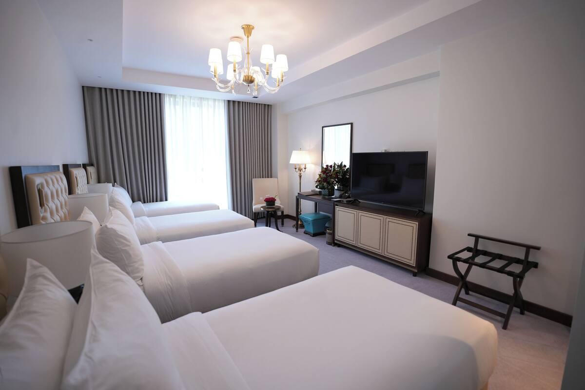 Deluxe Quadruple Room City View | Ücretsiz beşik/çocuk yatağı, ücretsiz kablosuz İnternet, çarşaf takımı