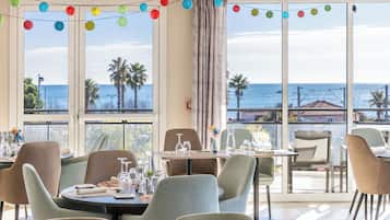 Desayuno continental diario (EUR 8 por persona)
