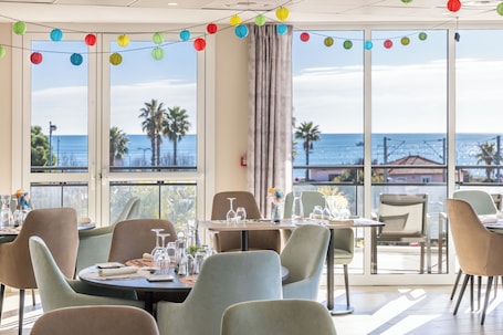 Daily continental breakfast (EUR 8 per person)