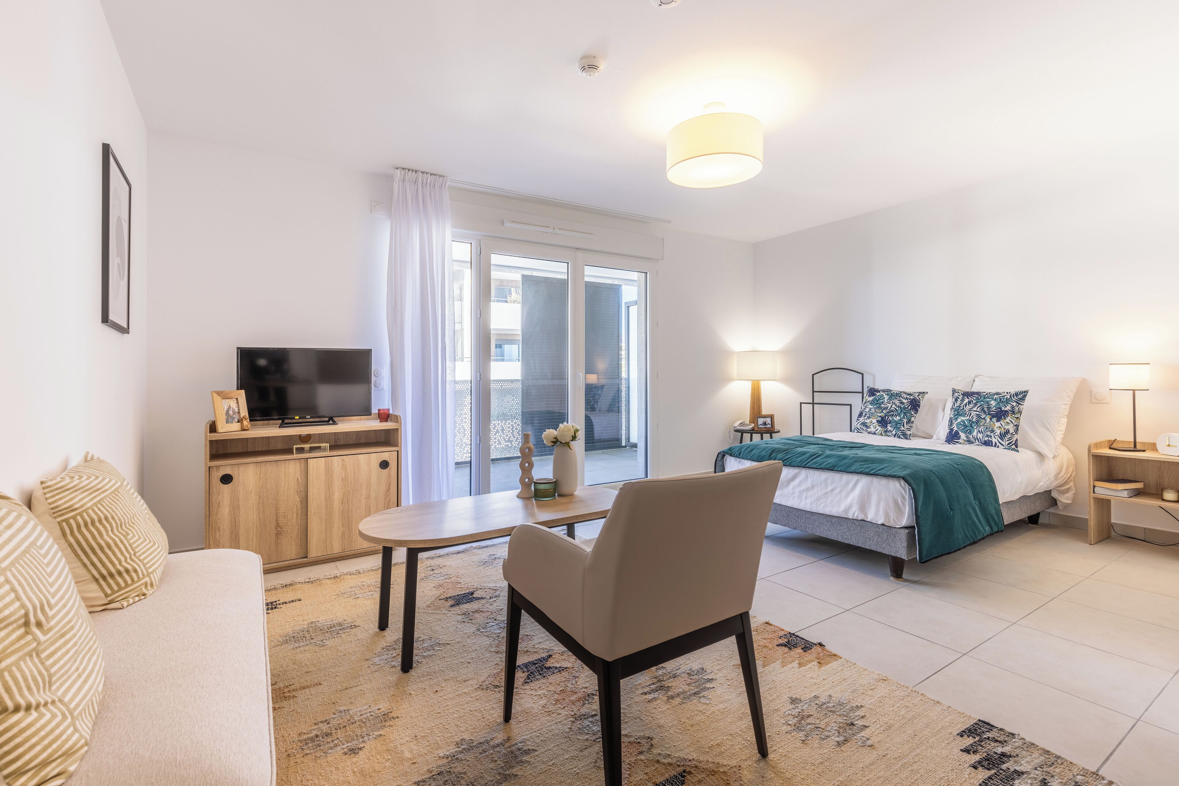 Appartement, 1 chambre | Salle de séjour | Télévision de 32 pouces avec chaînes numériques