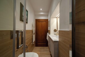 シャワー、ヘアドライヤー、ビデ、タオル