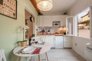 Kühlschrank, Mikrowelle, Herdplatte, Wasserkocher mit Kaffee-/Teezubehör