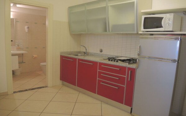 Estudio, varias habitaciones, Terraza, vista a la alberca | Interior