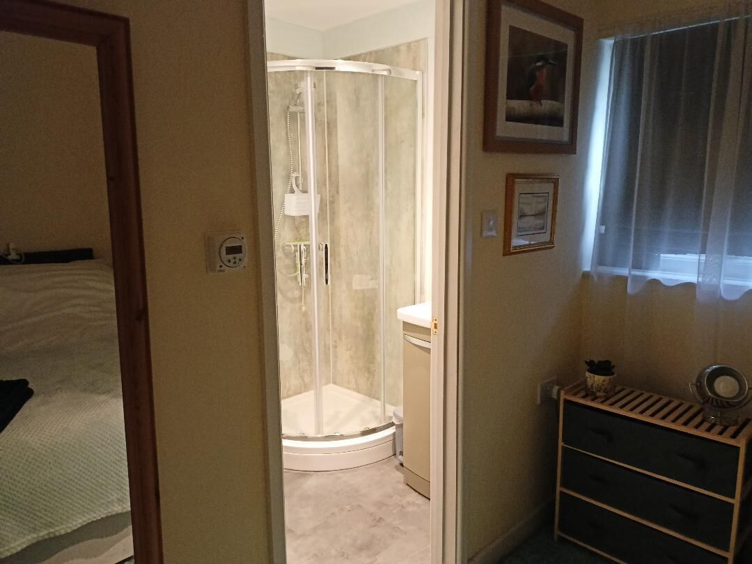 Douche, sèche-cheveux, serviettes fournies, shampoing