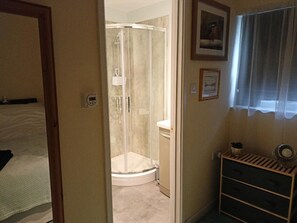 Shower, hair dryer, towels, shampoo