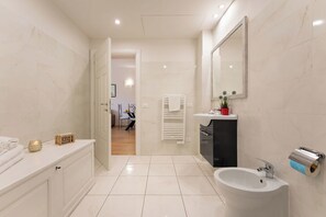 Dusche, Haartrockner, Bidet, Handtücher
