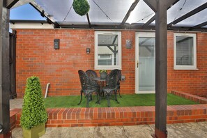 Outdoor dining - Cosy Central Cardiff Bungalow (Cardiff)