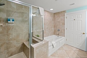 Douche, baignoire à remous, séchoir à cheveux, serviettes fournies