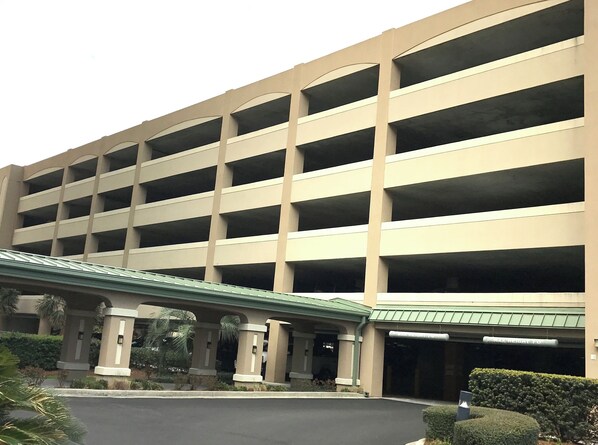 Free 6 story parking garage - Royale Palms 801H Oceanview Studio in Kingston (Myrtle Beach)