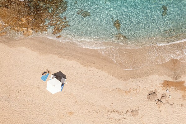 Sun-loungers, beach towels - Villa Persi, Exclusive Villa With Private Beach Facilities (Rethymno)