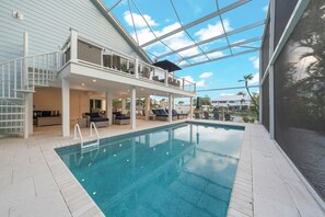 Lämmitetty uima-allas