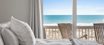 Amazing Grace #189 Oceanfront Luxurious Home, Sleeps 22, Hot Tub & Game Room!