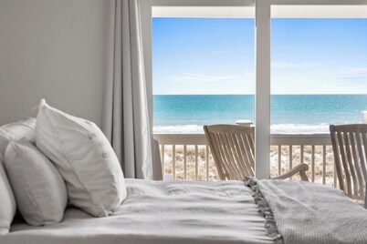 Amazing Grace #189 Oceanfront Luxurious Home, Sleeps 22, Hot Tub & Game Room!