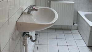 A bathroom with a white sink, a mirror, and a window. - Elbnahes Juwel in Hamburg Wedel (Wedel)