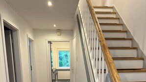A wooden staircase with white railings leading to a room with a window. - Elbnahes Juwel in Hamburg Wedel (Wedel)