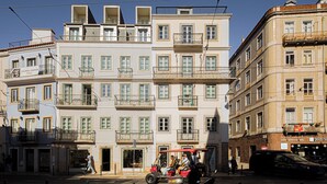 Un edificio de varios pisos con balcones y un cartel que dice 'Coldwell Banker Villa'.