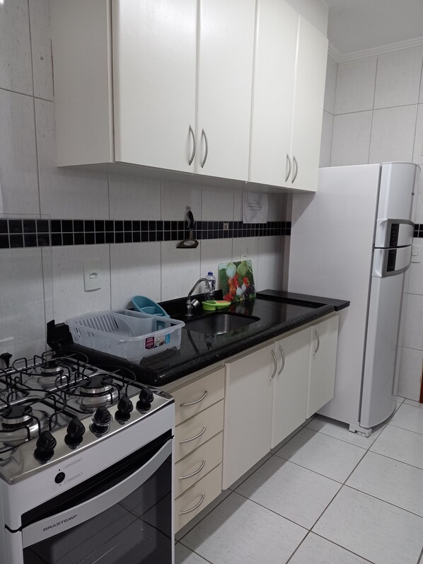 Een koelkast, een microgolfoven, een oven, een kookplaat