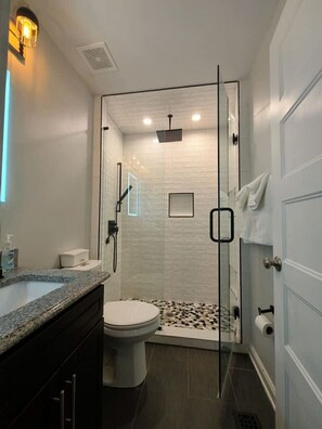 4 bedrooms - Remodeled and Inviting Free EV Charging Station Level 2 (Fenton)