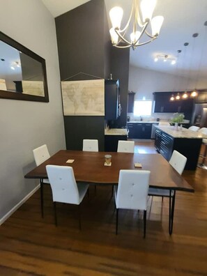 House | 4 bedrooms - Remodeled and Inviting Free EV Charging Station Level 2 (Fenton)