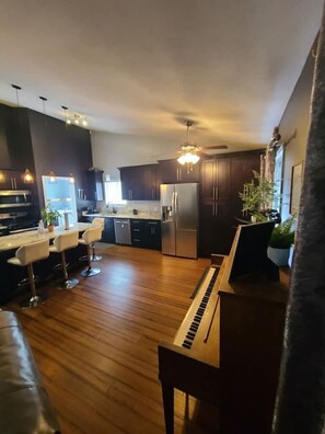 House | 4 bedrooms - Remodeled and Inviting Free EV Charging Station Level 2 (Fenton)