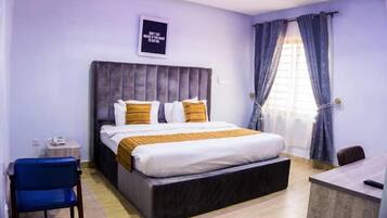 Familiekamer, balkon, uitzicht op stad | Een bureau, een laptopwerkplek, verduisterende gordijnen