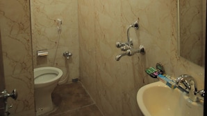 Un baño con inodoro, lavabo y ducha.