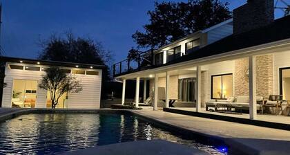 Luxurious Modern Retreat With Private Pool Patio