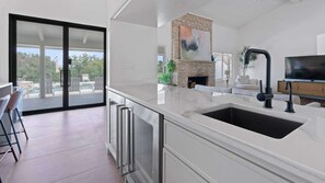 House | 4 bedrooms, desk, Internet - Luxurious Modern Retreat With Private Pool Patio (Austin)