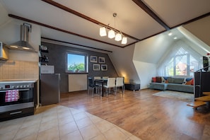 Apartamento, balcón | Zona de estar | Una televisión de pantalla plana