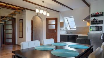 Apartment, Balkon | Wohnbereich | Flachbildfernseher