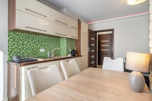 Apartamento, balcón | Cocina básica privada | Frigorífico, placa de cocina, cafetera o tetera y hervidor eléctrico