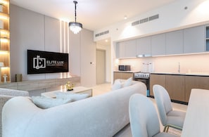 Room - Elite LUX Holiday Homes - Dubai Creek Oasis 2BR Luxe w Burj View (Dubai)