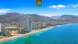 Room - Luxury Oceanfront Studio - Beach - Pools - Gym (Puerto Vallarta)