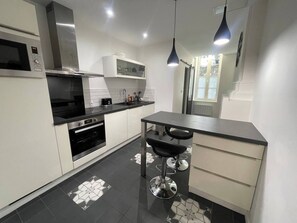 Private kitchen - Beautiful T2 hypercentre private courtyard (La Rochelle)