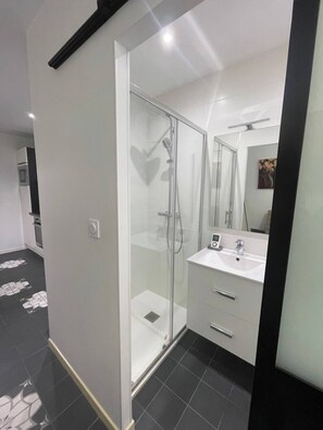 Dusche, Haartrockner, Handtücher, Toilettenpapier