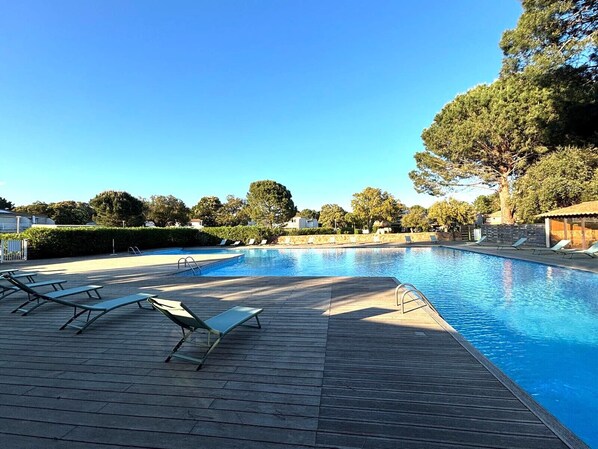 حمّام سباحة مُدفَّأ