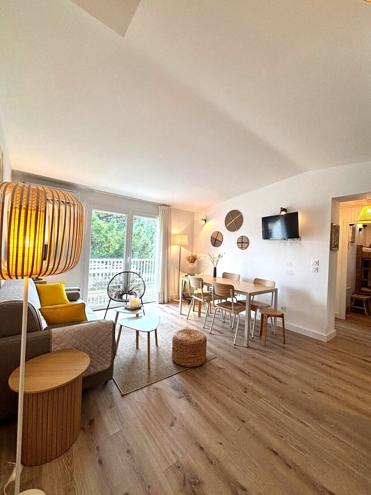 Una sala de estar moderna con un sofá, una mesa de centro y un comedor.