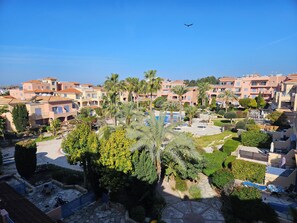Property grounds - Luxurious Penthouse with Spacious Terrace in Limnaria Gardens, Paphos (Paphos)