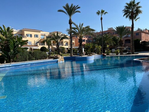 Luxurious Penthouse with Spacious Terrace in Limnaria Gardens, Paphos