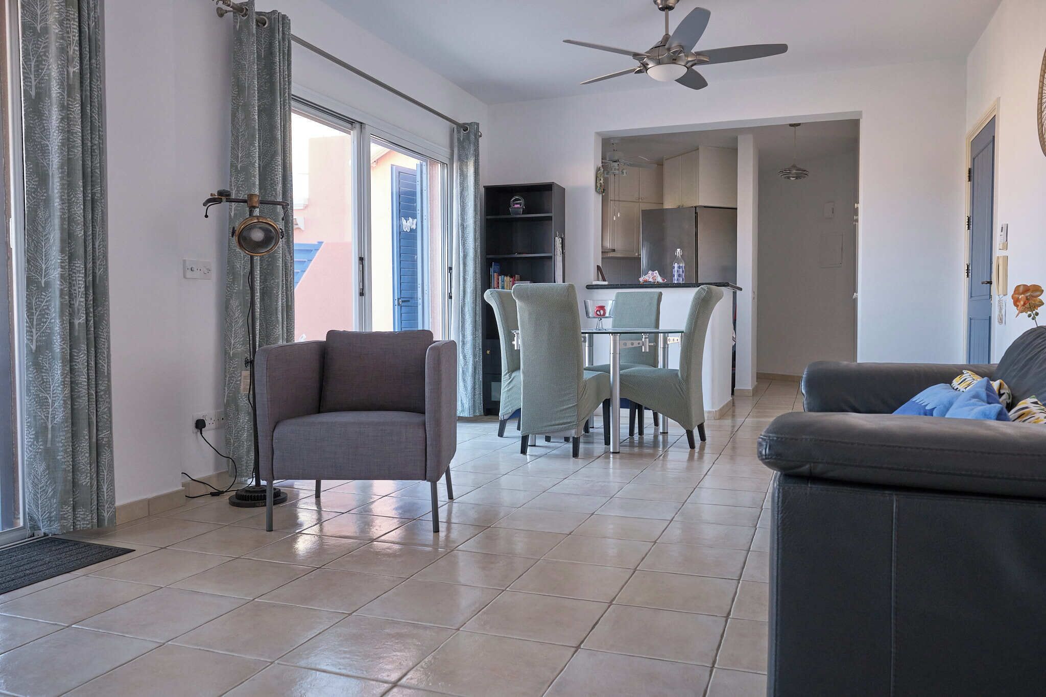 Smart TV, DVD player, books