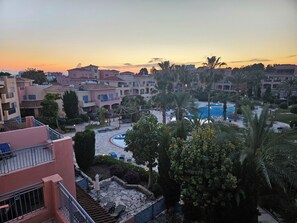 Property grounds - Luxurious Penthouse with Spacious Terrace in Limnaria Gardens, Paphos (Paphos)
