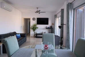 TV connectée, lecteur de DVD, livres