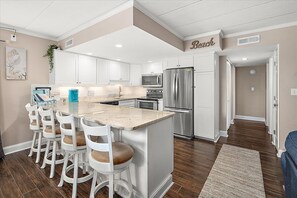 Kühlschrank, Mikrowelle, Ofen, Geschirrspüler