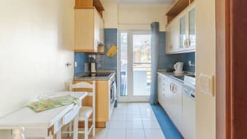 Family Apartment | Private kitchen | Fridge, microwave, oven, stovetop