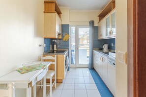 Family Apartment | Private kitchen | Fridge, microwave, oven, stovetop - Ivana Apartment by HR Madeira (Funchal)