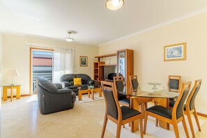 تلفزيون بشاشة مسطحة