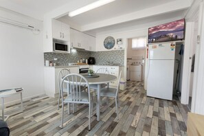 Fridge, oven, stovetop, toaster - 300m from the foreshore and the footbridge to 90 Mile Beach (Lakes Entrance)