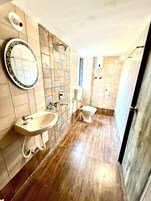 Apartamento familiar | Baño | Ducha, secador de pelo, toallas y jabón