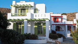 A white building with green shutters and a red roof. - Villa Sand Lily with private pool (Naxos)