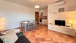 Un apartamento moderno con comedor, cocina y sala de estar.
